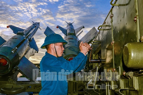 Nạp đạn tên lửa.