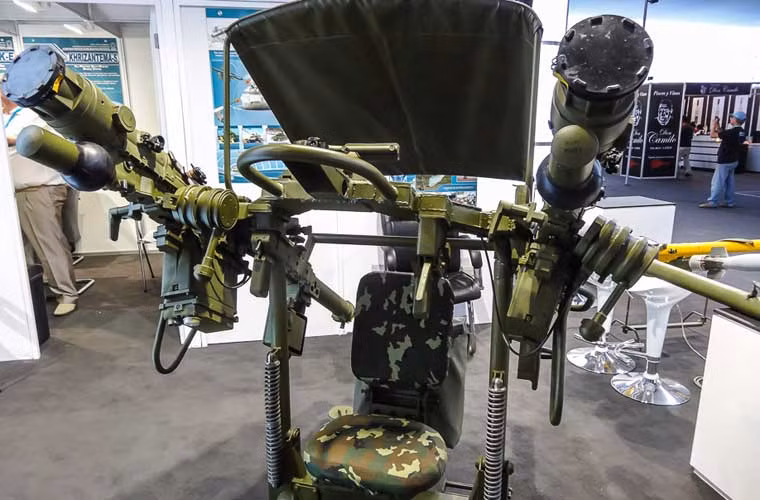 Thông thường, tên lửa vác vai Igla-S thường đặt trên vai người lính, nhưng nhà sản xuất còn trang bị thêm một số phương án khác. Trong ảnh là giá phóng kết hợp hai ống phóng 9P522 có ghế ngồi, mái che.