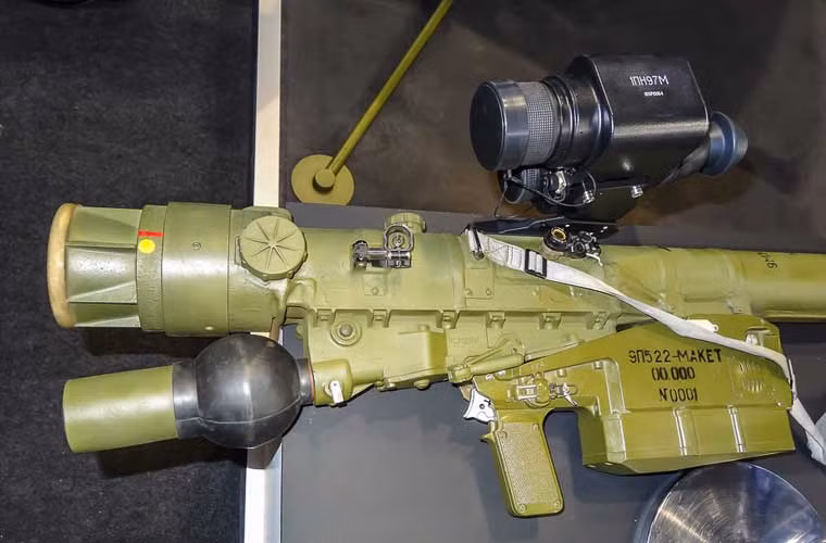 Dù là tên lửa vác vai nhưng Igla-S được coi là hệ thống tên lửa phòng không với nhiều thành phần khí tài gồm: bộ khí tài chiến đấu với đạn tên lửa 9M342 và giá phóng cơ khí 9P522; khí tài bảo dưỡng gồm trạm test cơ động 9V866-2 và bộ test 9F719-2; khí tài huấn luyện và khí tài bắn đêm... Trong ảnh là bệ phóng 9P522 được gắn sẵn khí tài bắn đêm trưng bày tại triển lãm vũ khí Nga.