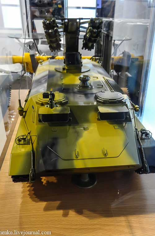 Hoặc nhà sản xuất còn phát triển phương án lắp các tên lửa Igla-S lên khung bệ xe thiết giáp tạo thành tổ hợp tên lửa phòng không tầm thấp tự hành.