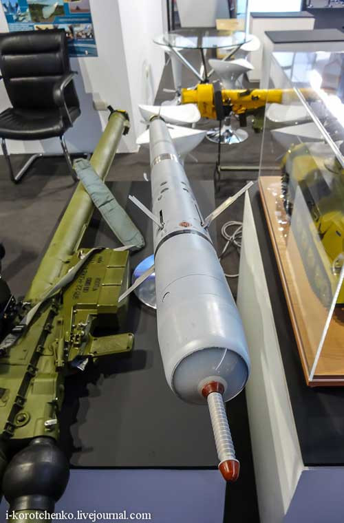 Đạn tên lửa đất đối không 9M342 của tổ hợp tên lửa Igla-S có trọng lượng 10,8kg (gồm đầu đạn nổ phá mảnh) 2,5kg), dài 1,63m, trang bị đầu dò hồng ngoại bị động có khả năng đối phó với các biện pháp đánh lạc hướng của đối phương (ví dụ như phóng pháo sáng gây nhiễu đầu dò hồng ngoại).