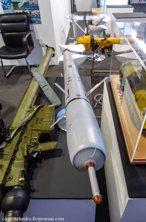 Đạn tên lửa đất đối không 9M342 của tổ hợp tên lửa Igla-S có trọng lượng 10,8kg (gồm đầu đạn nổ phá mảnh) 2,5kg), dài 1,63m, trang bị đầu dò hồng ngoại bị động có khả năng đối phó với các biện pháp đánh lạc hướng của đối phương (ví dụ như phóng pháo sáng gây nhiễu đầu dò hồng ngoại).