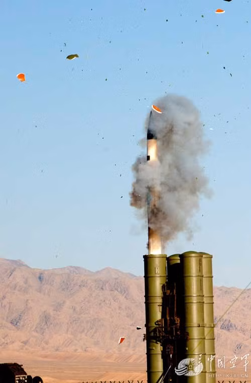 Trong ảnh, quả đạn tên lửa S-300PMU2 đang được liều phóng lạnh đưa ra khỏi hộp bảo quản.