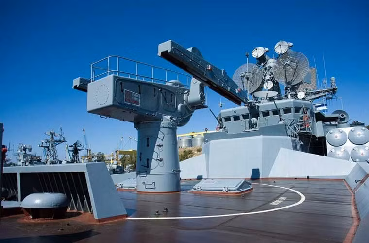 Đây là bệ phóng tên lửa phòng không mạnh nhất trên tuần dương hạm Kerch - tổ hợp tên lửa hải đối không M-11 Shtorm (NATO định danh là SA-N-3). Đạn tên lửa 4K60/41K65 sẽ được lắp vào hai ray phóng quay, tầm bắn đạt 3-55km, độ cao hạ mục tiêu 100m tới 25km. Cơ số đạn lên tới 80 quả, chứa trong hầm lòng tàu, khi nạp đạn bệ phóng sẽ dựng đứng, một cơ cấu bên dưới đẩy đạn lên lắp vào ray.