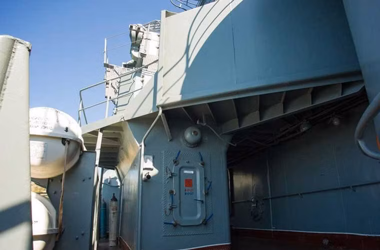 Tuần dương hạm Kerch được thiết kế từ những năm 1970 nên góc cạnh tàu không được tối ưu cho khả năng tàng hình trên mặt biển. Mọi ngóc ngách tàu vẫn phảng phấp nét Liên Xô sau hàng chục năm.