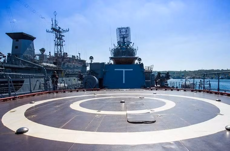 Sân bay nhỏ và nhà chứa dành cho một trực thăng săn ngầm loại Ka-27.