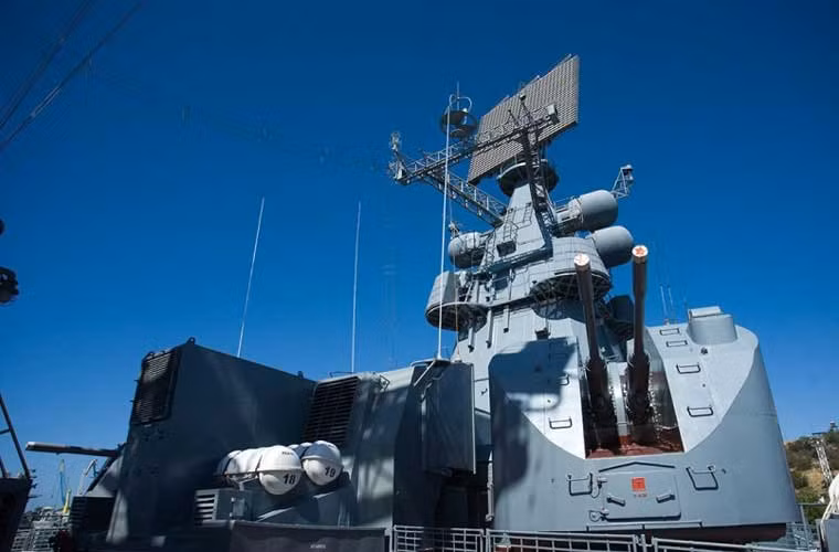 Hai bệ pháo AK-726 hai nòng cỡ 76,2mm dùng cho chống mục tiêu trên biển, trên không.