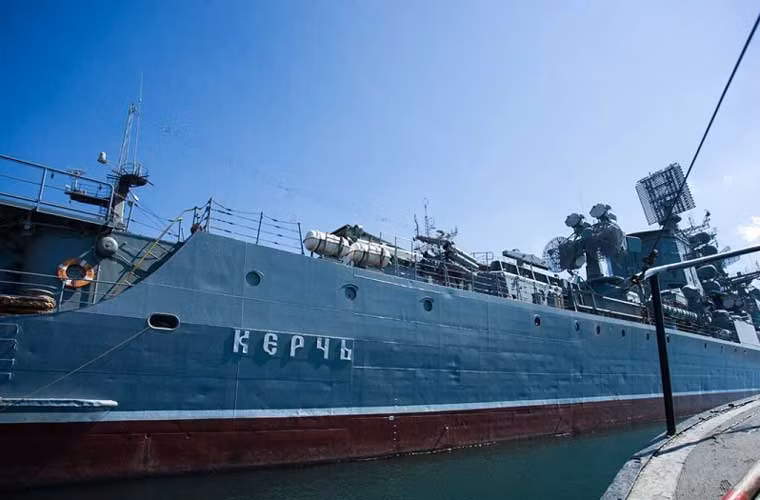 Tuần dương hạm Kerch có lượng giãn nước toàn tải tới 8.900 tấn, dài 173,4m, rộng 18,5m, mớn nước 5,4m, thủy thủ đoàn lên tới 425 người. Con tàu được trang bị các động cơ tuốc bin khí cho tốc độ hành trình tối đa 32 hải lý/h, tầm hoạt động 17.000km.