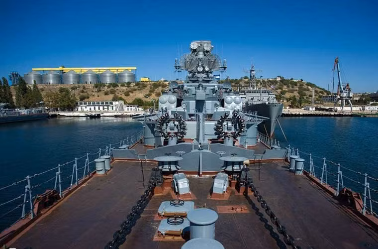 Con tàu thiết kế chuyên nhiệm cho vai trò chống ngầm nên đương nhiên là hỏa lực chống ngầm của nó rất mạnh mẽ. Dẫu vậy bên cạnh đó khả năng tác chiến phòng không cũng tương đối mạnh.