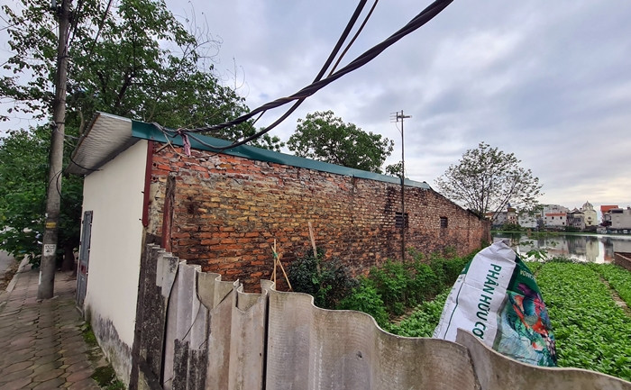 Theo quan sát của phóng viên, dọc đường ngõ 885 Tam Trinh có nhiều công trình nhà ở kiên cố có dấu hiệu vi phạm trật tự xây dựng như bạn đọc phản ánh. Điều kỳ lạ là những công trình “mọc” trên đất nông nghiệp này vẫn được cấp điện để sử dụng.