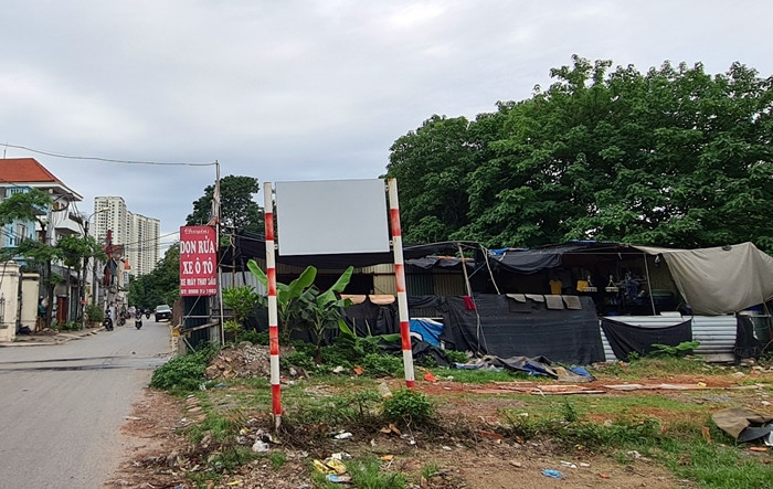 Các điểm dọn, rửa xe ô tô cũng “mọc” nhan nhản trên đất nông nghiệp tại khu vực đường ngõ 885 Tam Trinh.