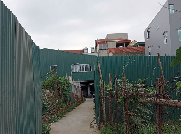 Không chỉ vậy, ở khu vực này còn xuất hiện một công trình kho xưởng, với diện tích rộng cả trăm mét vuông, và làm chủ yếu bằng tôn xanh có dấu hiệu vi phạm TTXD.