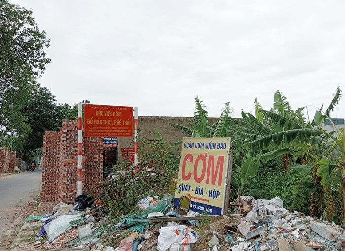 Trước tình trạng các công đua nhau “mọc” trên đất nông nghiệp ở ngõ 885 Tam Trinh, phóng viên đã liên hệ và có buổi làm việc với đại diện Tổ quản lý trật tự xây dựng đô thị phường Yên Sở. Thông tin sẽ được nêu chi tiết ở bài sau.