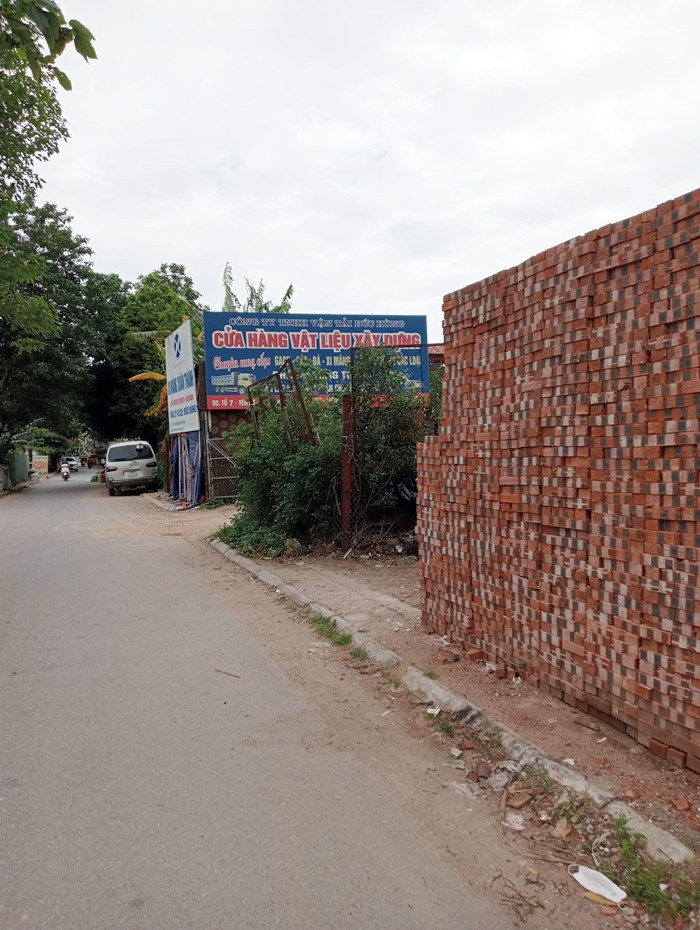 Các đống vật liệu xây dựng, chất ngổn ngang trên đất nông nghiệp bên trong đường ngõ 885 Tam Trinh, tiềm ẩn nguy cơ mất an toàn giao thông cho người đi đường.