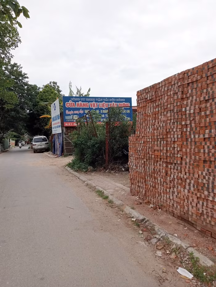 Các đống vật liệu xây dựng, chất ngổn ngang trên đất nông nghiệp bên trong đường ngõ 885 Tam Trinh, tiềm ẩn nguy cơ mất an toàn giao thông cho người đi đường.