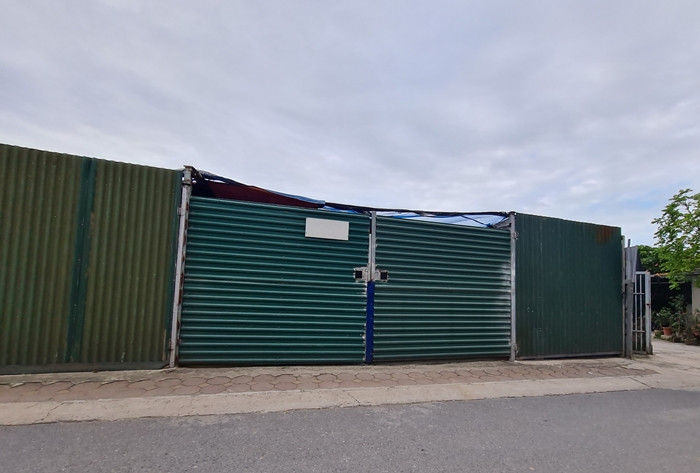 Một diện tích đất nông nghiệp khác nằm ở khu vực này được quây kín bằng tôn xanh, để làm điểm trông giữ ô tô.