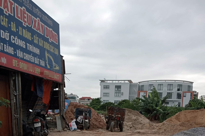 Điểm tập kết vật liệu xây dựng trái phép.