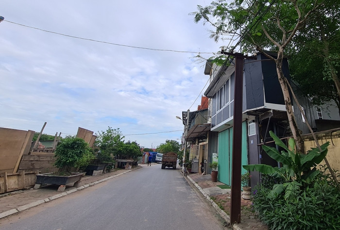 Một số công trình khác, nằm ngay mặt đường ngõ 885 Tam Trinh được xây dựng 2 tầng có hình thù “kỳ dị”, với tầng 1 thụt vào, tầng 2 “chống nạng” lồi ra, lấn chiếm khoảng không vỉa hè.