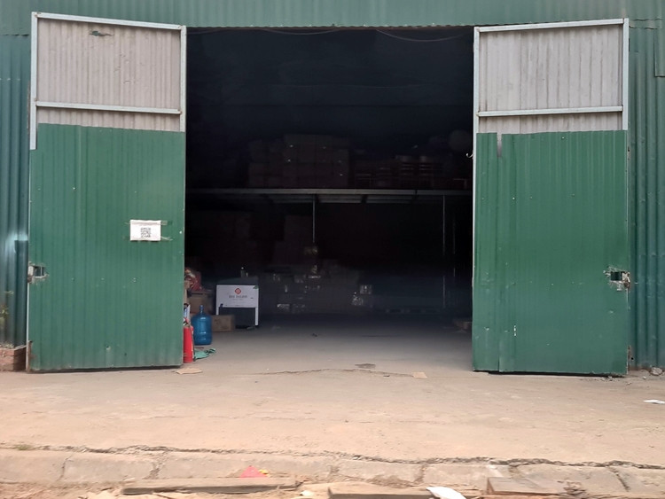 Bên trong một nhà kho có dấu hiệu vi phạm trật tự xây dựng ở khu đất đấu giá phường Cự Khối đang ngổn ngang những thùng hàng hóa.