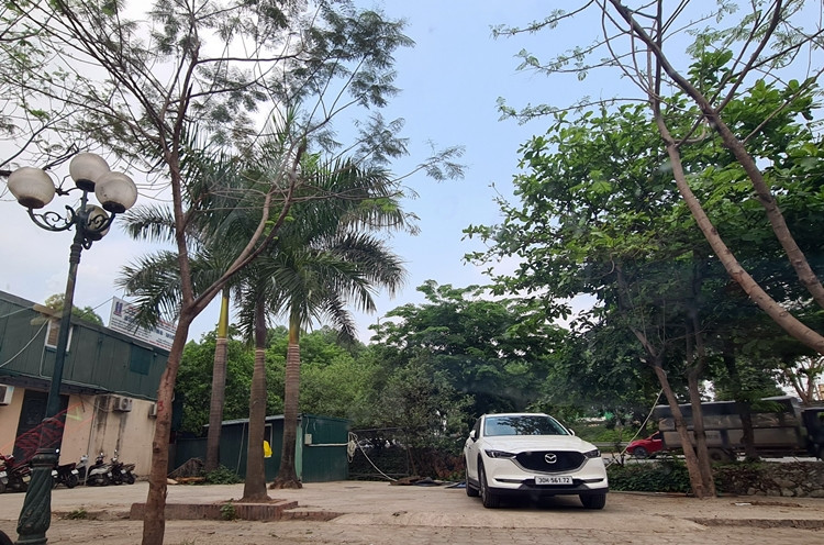 Khi người dân phản ánh, báo chí vào cuộc tìm hiểu thì toàn bộ hàng rào sắt quây kín nhanh chóng "biến mất" khỏi phần diện tích đất này.