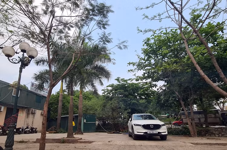 Khi người dân phản ánh, báo chí vào cuộc tìm hiểu thì toàn bộ hàng rào sắt quây kín nhanh chóng "biến mất" khỏi phần diện tích đất này.