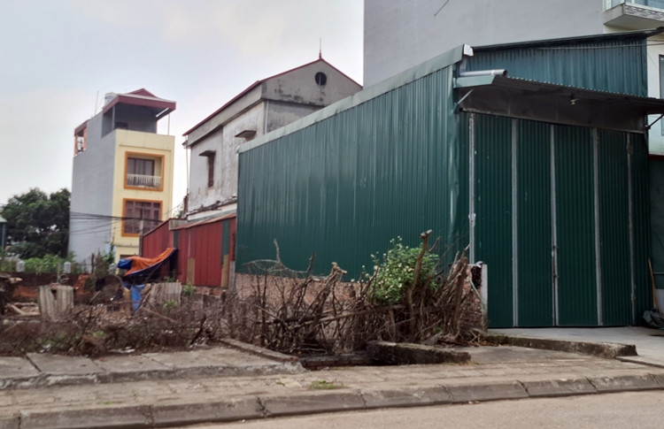 Không khó để quan sát thấy những công trình quây, lợp tôn xanh tạm bợ, “mọc” nhanh nhản ở khu đất đấu giá tổ 5, phường Cự Khối.