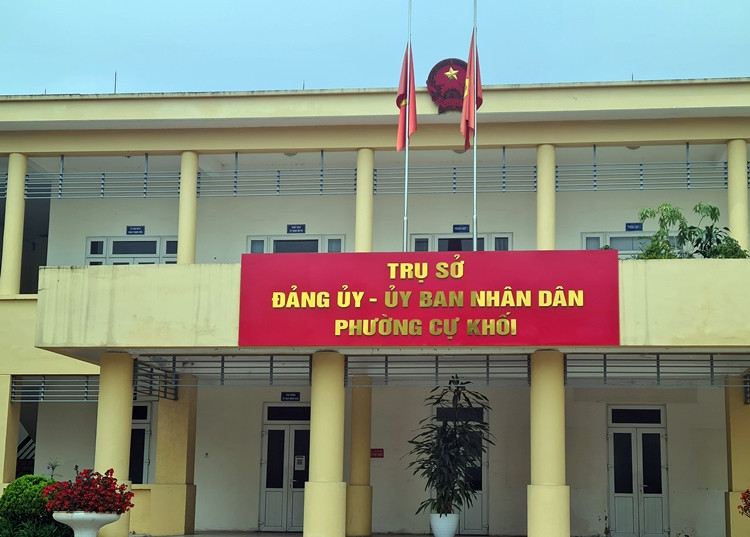 Nhằm đa chiều, khách quan các thông tin phản ánh ngày 26/4, phóng viên đã đến liên hệ và đặt lịch làm việc với UBND phường Cự Khối. Đến ngày 9/5, phóng viên mới có buổi làm việc với ông Nguyễn Bá Trường - Tổ Quản lý TTXD đô thị phường Cự Khối. Thông tin chi tiết sẽ được Báo Tri thức và Cuộc sống đăng tải ở bài viết sau.