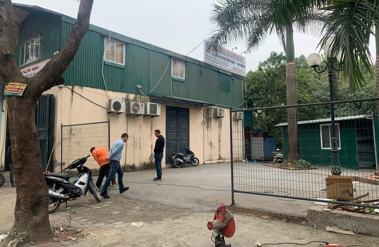 Đặc biệt, tại lô 45 khu đất đấu giá tổ 5, phường Cự Khối, vốn được quy hoạch làm công viên trồng cây xanh. Tuy nhiên, người dân cho biết một thời gian dài phần diện tích đất này được đổ sàn bê tông, quây lại làm nơi sửa xe, dựng nhà mái tôn xanh.