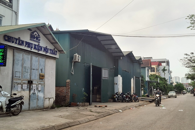 Ghi nhận của phóng viên cho thấy, khu vực người dân phản ánh có nhiều nhà kho, xưởng đã được xây dựng, hoặc quây kín bằng tôn xanh, nằm sát với nhau.