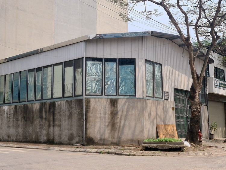 Công trình xây một nửa bằng tường gạch, một nửa bằng tôn trông nhếch nhác, gây mất mỹ quan đô thị.