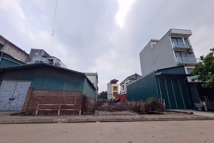 Trong khu đất này, xuất hiện một vài công trình được xây dựng phần tường bằng gạch, phần mái thì lợp bằng tôn xanh.