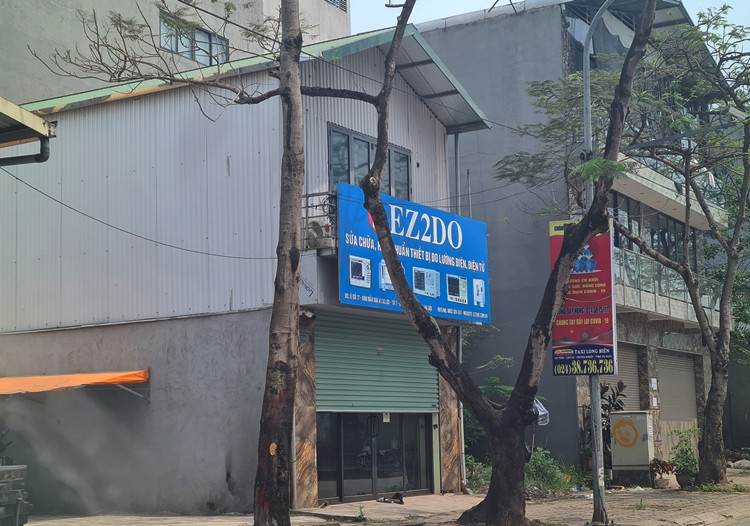 Dư luận đang đặt nhiều câu hỏi về việc, chính quyền quận Long Biên có cấp phép xây dựng cho những công trình “kỳ dị” kiểu này? Việc cấp điện để các công trình duy trì hoạt động liệu đã đúng quy định? Các lô đất ở đây đã sử dụng đúng mục đích đất hay chưa? Các kho/xưởng hoạt động có đảm bảo an toàn về phòng chống cháy nổ hay không?