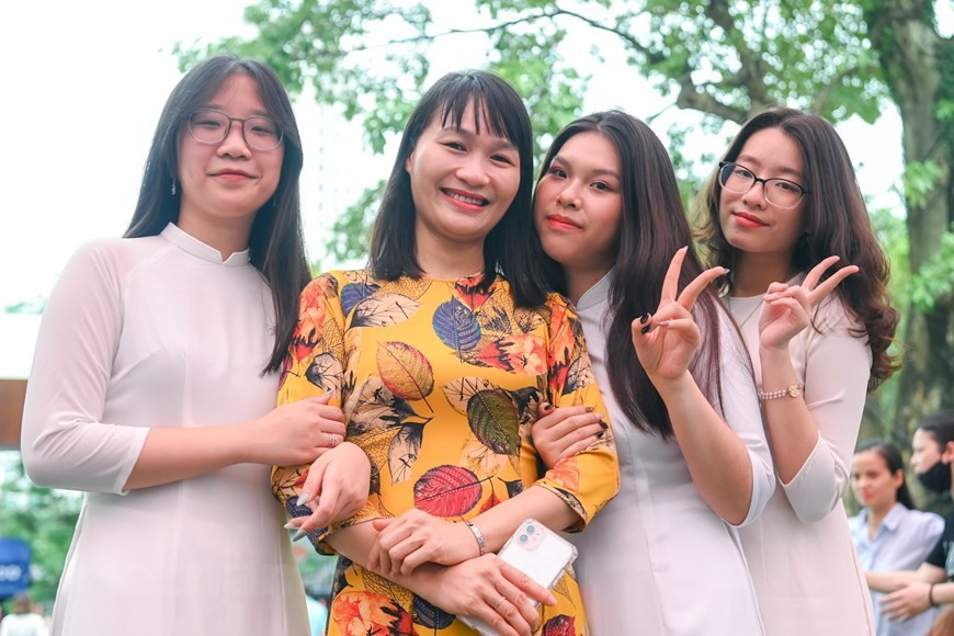 Cô Trần Nhung - Phó Hiệu trưởng nhà trường, nhắn gửi tới các học sinh: "Chúc các em có đủ sức khỏe, bản lĩnh, tự tin để vượt vũ môn với những thành công tỏa sáng, để có thật nhiều cơ hội chọn cho mình một tương lai tươi sáng, sống chân chính, làm người tử tế và có ích cho cuộc đời".