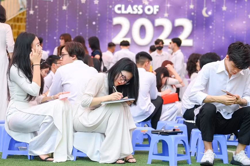 Ba năm cấp 3 tưởng dài mà hóa ra rất ngắn với những học sinh lớp 12 này. Hôm nay, họ sẽ có ngày cuối cùng của đời học sinh, rất nhiều kỷ niệm trước khi bước vào muôn ngả của cuộc đời.