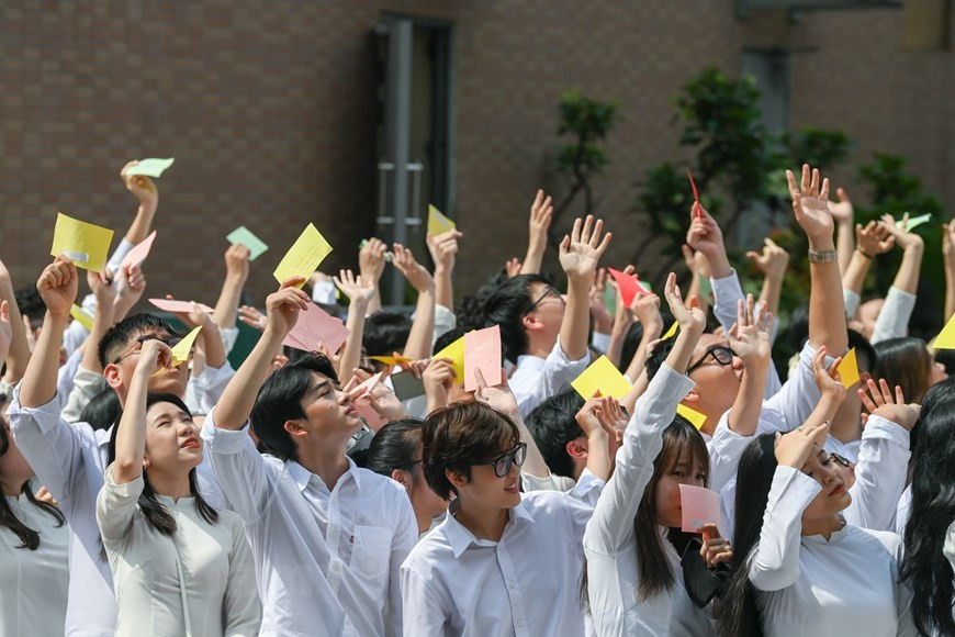 Buổi lễ bế giảng tại trường đã để lại nhiều cảm xúc ấn tượng đối với thầy cô, đặc biệt là với học sinh lớp 12.