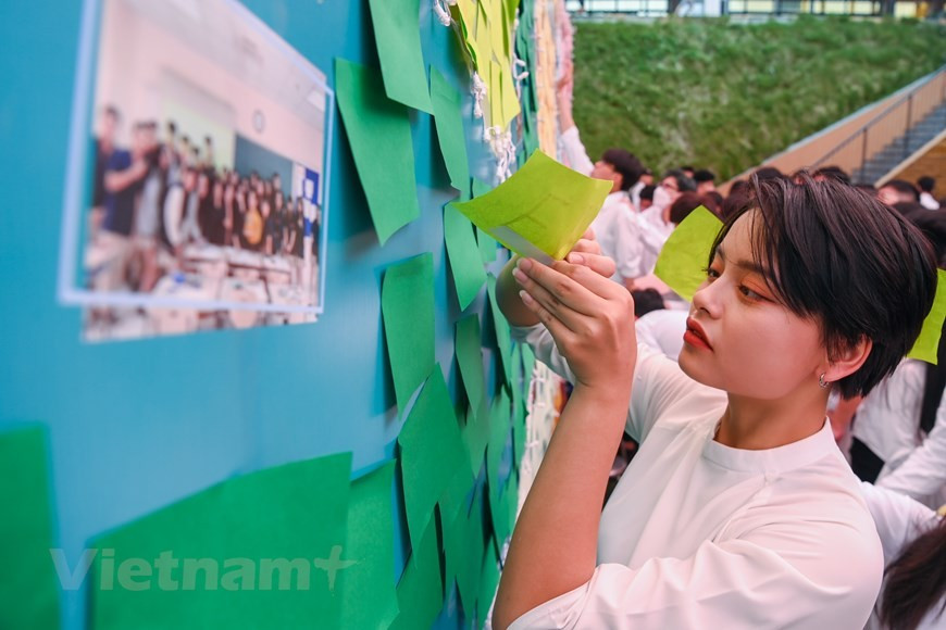 Lễ bế giảng năm nay của lứa 'Khỉ vàng" thật đặc biệt, các bạn học sinh đã nói lời tạm biệt chỉ bằng những ánh mắt, những cái ôm, gói ghém tất cả những lưu luyến, nhớ thương vào mảnh giấy ghi chú.