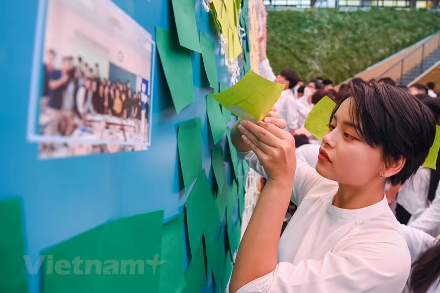 Lễ bế giảng năm nay của lứa 'Khỉ vàng" thật đặc biệt, các bạn học sinh đã nói lời tạm biệt chỉ bằng những ánh mắt, những cái ôm, gói ghém tất cả những lưu luyến, nhớ thương vào mảnh giấy ghi chú.