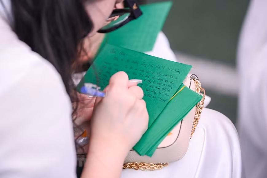 Lễ bế giảng - ngày cuối cùng của đời học sinh luôn là một kỷ niệm đáng nhớ. Ba năm học dưới mái trường cùng bao kỷ niệm sẽ dần trở thành ký ức.