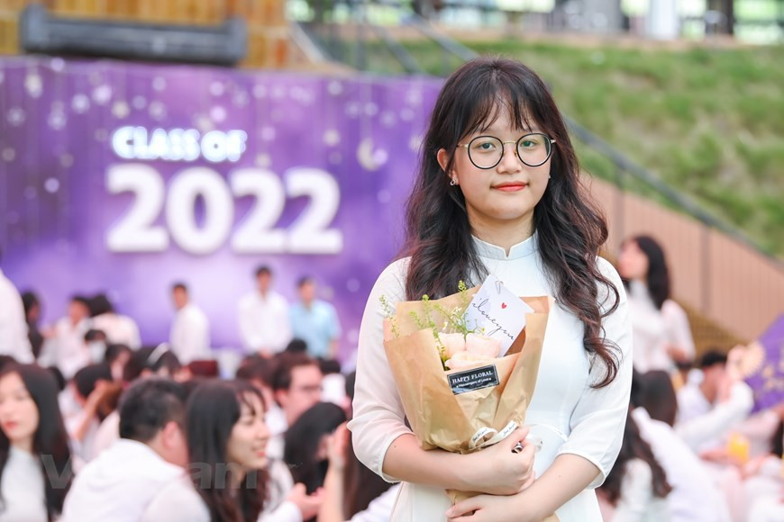 Bạn Kim Châu Anh nghẹn ngào chia sẻ: "Mình cảm thấy hơi buồn và hụt hẫng, 3 năm cấp 3 không được trọn vẹn vì phải học online mất 1 năm rưỡi. Tuy thời gian bên nhau rất ngắn ngủi nhưng em vẫn thấy vui vì mọi người đã cho em những năm tháng rất hạnh phúc. Em mong sau này mọi người sẽ hạnh phúc trên con đường riêng của mình".