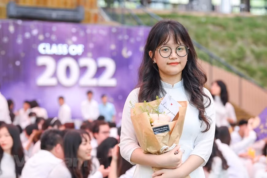 Bạn Kim Châu Anh nghẹn ngào chia sẻ: "Mình cảm thấy hơi buồn và hụt hẫng, 3 năm cấp 3 không được trọn vẹn vì phải học online mất 1 năm rưỡi. Tuy thời gian bên nhau rất ngắn ngủi nhưng em vẫn thấy vui vì mọi người đã cho em những năm tháng rất hạnh phúc. Em mong sau này mọi người sẽ hạnh phúc trên con đường riêng của mình".