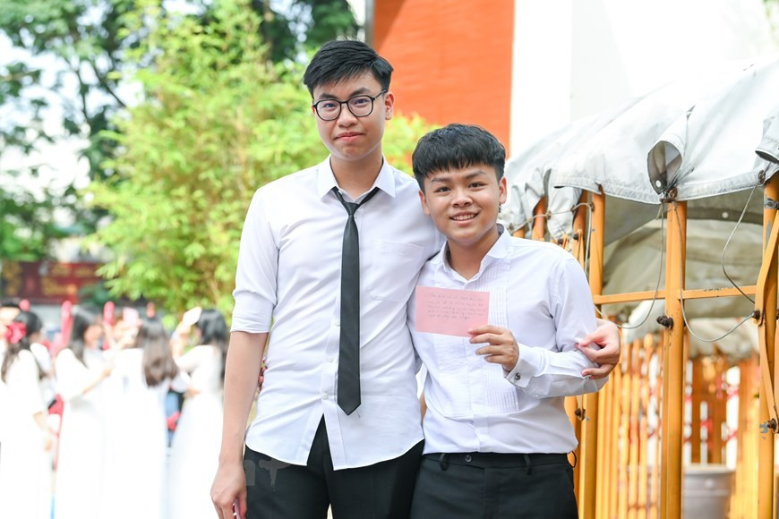 Năm học vừa qua thật khó khăn với 334 học sinh khối 12. Các em kết thúc quãng thời gian học phổ thông với 1 năm rưỡi liên tục phải học trực tuyến và thời gian bên bạn bè, thầy cô, dưới mái trường chẳng là bao.