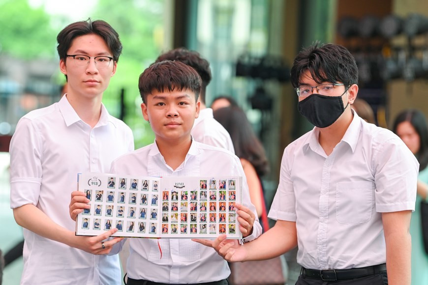 Hào hứng, xúc động và luyến tiếc là cảm xúc của các cô cậu học trò trong ngày bế giảng trước khi tham gia kỳ thi "vượt vũ môn" đầy căng thẳng.