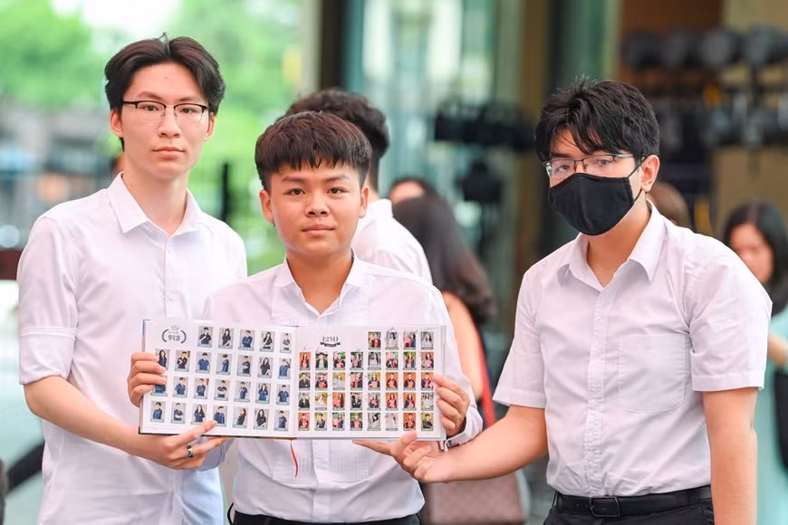 Hào hứng, xúc động và luyến tiếc là cảm xúc của các cô cậu học trò trong ngày bế giảng trước khi tham gia kỳ thi "vượt vũ môn" đầy căng thẳng.