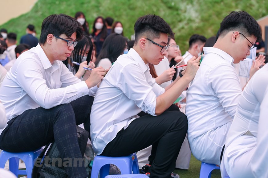 Dù hôm nay tiết trời Hà Nội nắng nóng, thế nhưng ngay từ sớm đã có rất đông học sinh lớp 12 đến trường để tham dự lễ bế giảng cuối cùng.