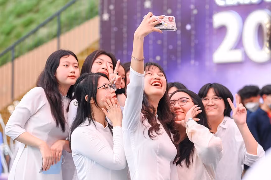 Cũng vì thế, ngày chia tay hôm nay với mỗi học sinh cuối cấp đều đan xen thật nhiều cảm xúc.