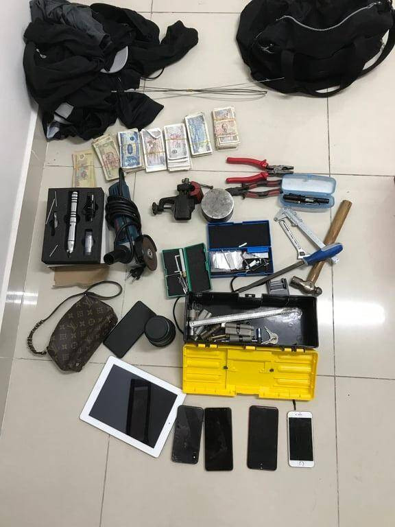 Bat sieu trom giau do nghe trong quan lot chuyen dot nhap nha hang, cong ty-Hinh-2