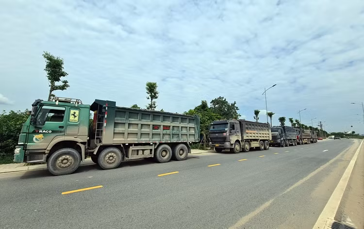 Xe tai coi noi thanh thung bi Thanh tra GTVT chot chan, tai xe goi doanh nghiep den xin