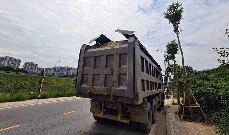 Xe tải chở cát “có ngọn” chót vót bị lực lượng TTGT dừng phương tiện để xử lý.