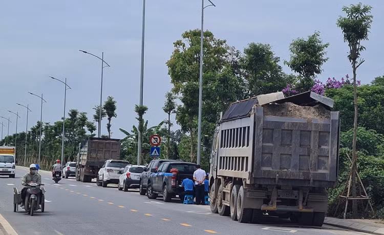 Tuy nhiên, ông Lê Thành Điểm - Đội trưởng đội TTGT cầu, đường bộ TP Hà Nội cho biết, tổ công tác kiên quyết xử lý nghiêm những xe vi phạm theo đúng quy định của pháp luật.