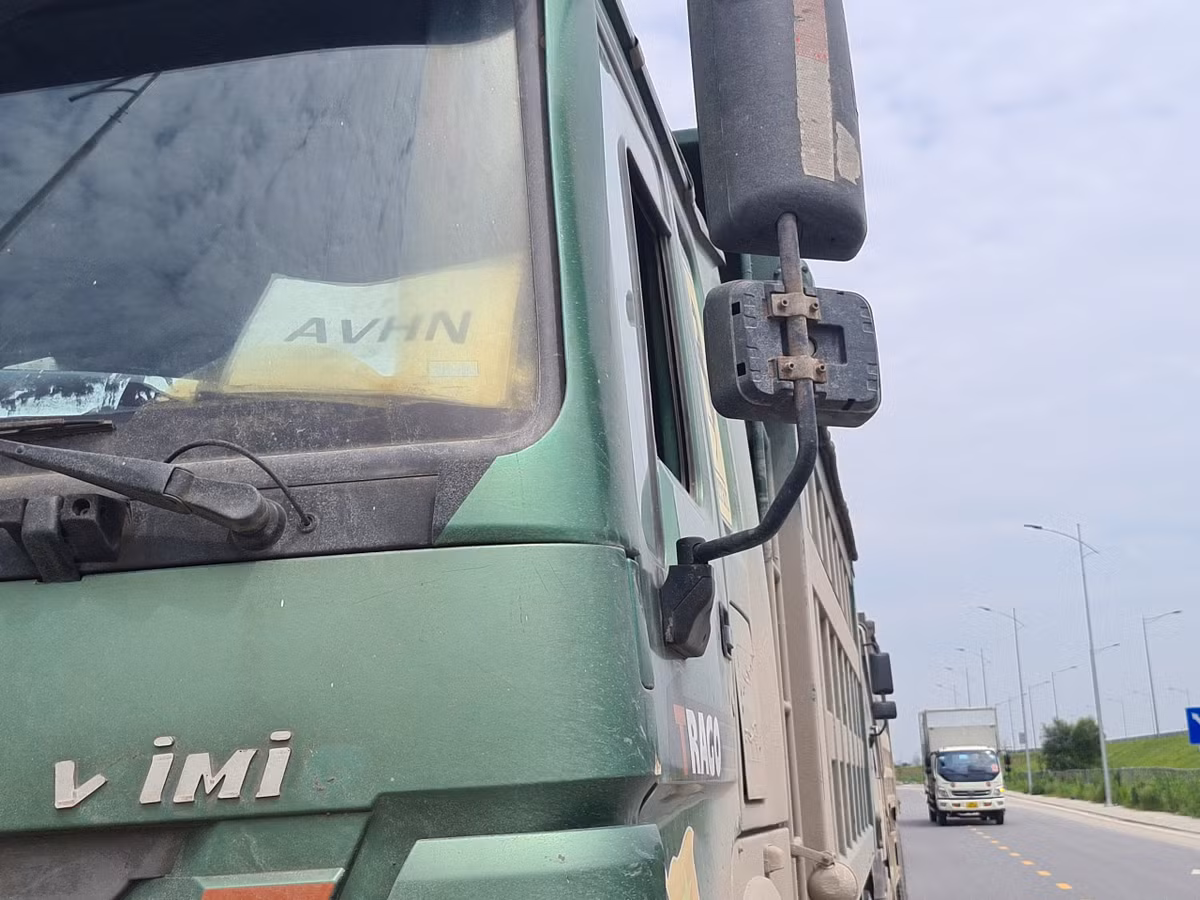 Chỉ trong khoảng thời gian ngắn, lực lượng TTGT đã phát hiện, dừng, kiểm tra nhiều chiếc xe tải vi phạm. Theo quan sát của phóng viên, phía trước kính của một số xe tải vi phạm có đặt lô gô in chữ “AVHN” hoặc “Minh Tâm”…